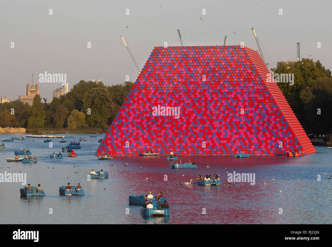 Die Londoner Mastaba Schwebende Skulptur auf dem Serpentine Lake im Hyde Park, London, für die Serpentine Gallery von Christo und seine Frau Jeanne-C ausgelegt Stockfoto