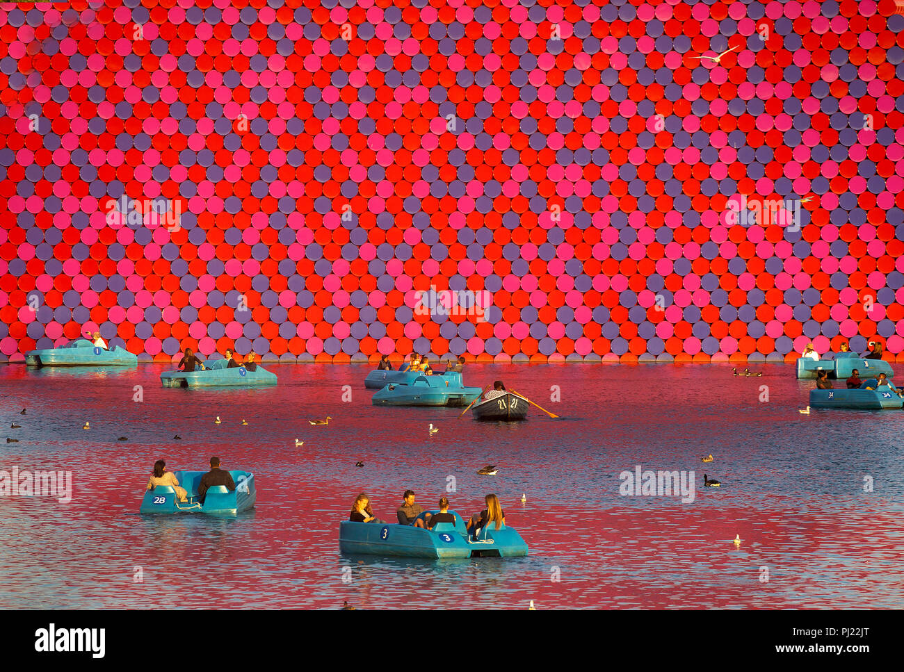 Die Londoner Mastaba Schwebende Skulptur auf dem Serpentine Lake im Hyde Park, London, für die Serpentine Gallery von Christo und seine Frau Jeanne-C ausgelegt Stockfoto
