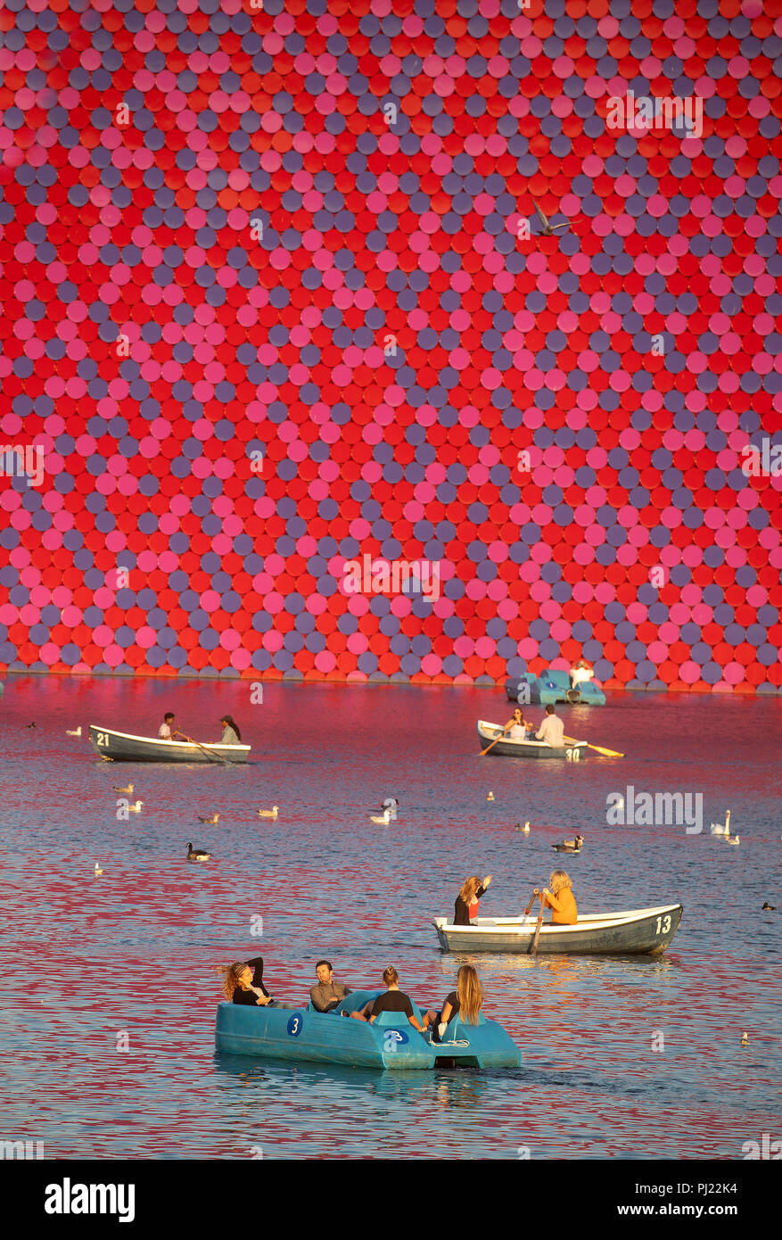 Die Londoner Mastaba Schwebende Skulptur auf dem Serpentine Lake im Hyde Park, London, für die Serpentine Gallery von Christo und seine Frau Jeanne-C ausgelegt Stockfoto