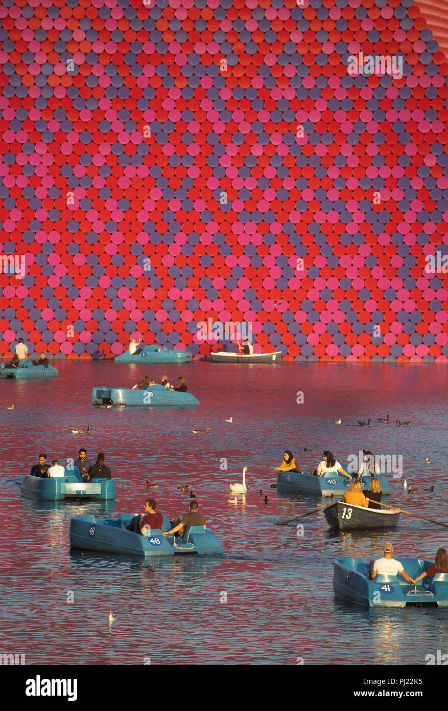 Die Londoner Mastaba Schwebende Skulptur auf dem Serpentine Lake im Hyde Park, London, für die Serpentine Gallery von Christo und seine Frau Jeanne-C ausgelegt Stockfoto