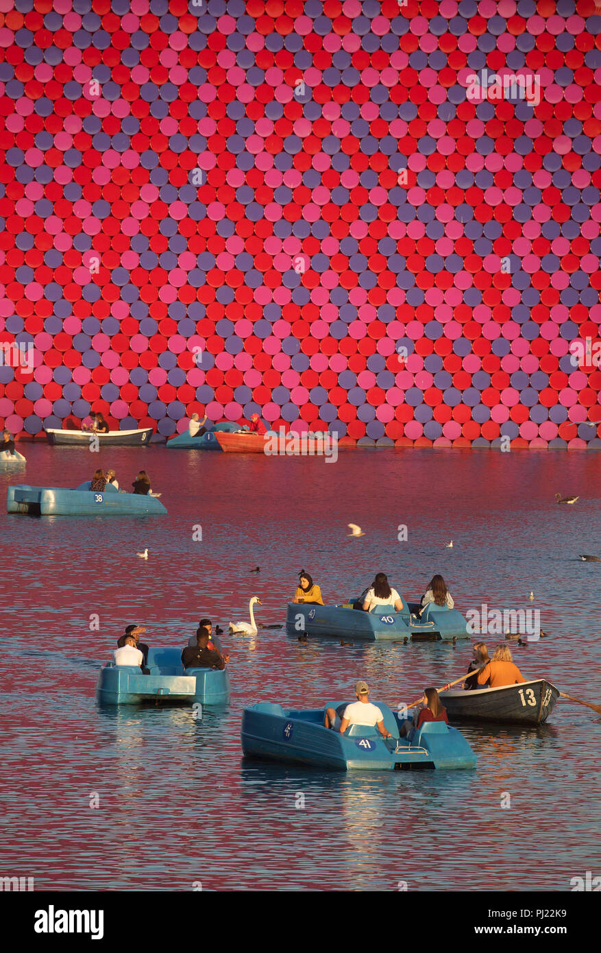 Die Londoner Mastaba Schwebende Skulptur auf dem Serpentine Lake im Hyde Park, London, für die Serpentine Gallery von Christo und seine Frau Jeanne-C ausgelegt Stockfoto
