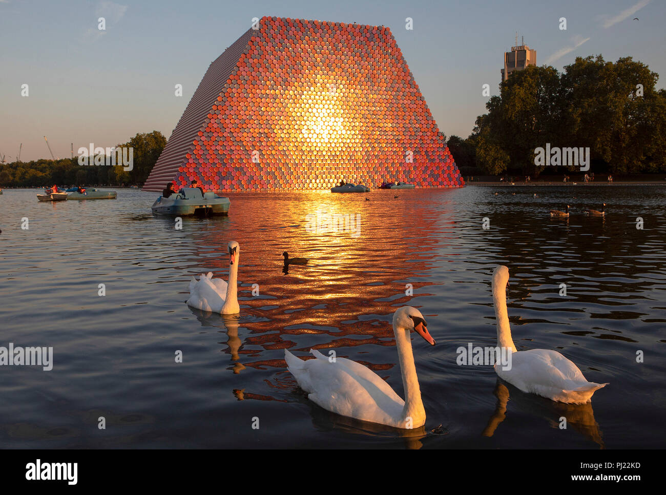 Die Londoner Mastaba Schwebende Skulptur auf dem Serpentine Lake im Hyde Park, London, für die Serpentine Gallery von Christo und seine Frau Jeanne-C ausgelegt Stockfoto