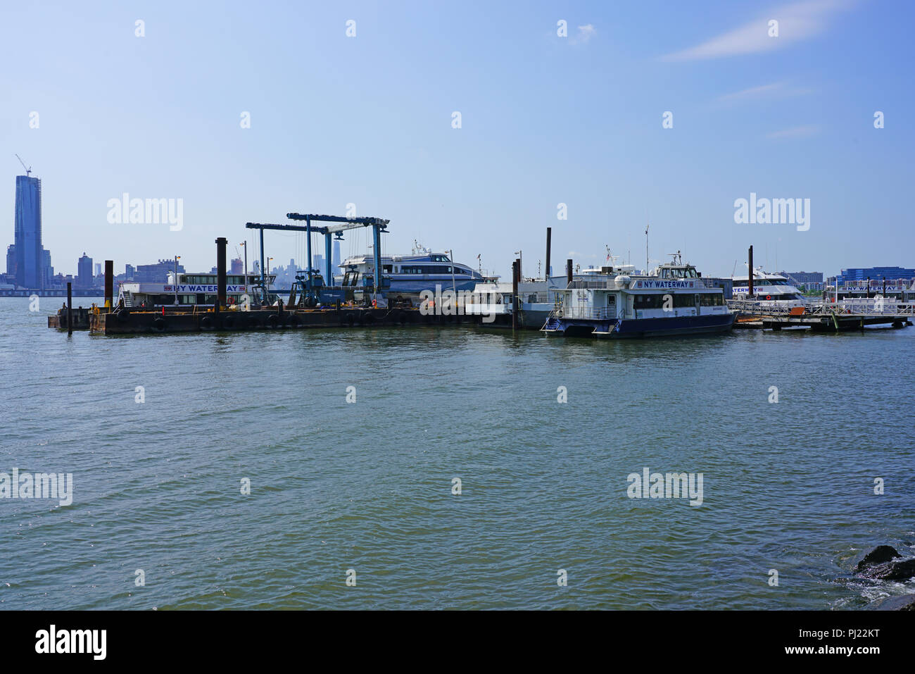 Blick auf den New York Waterway Ferry Terminal im Port Imperial in