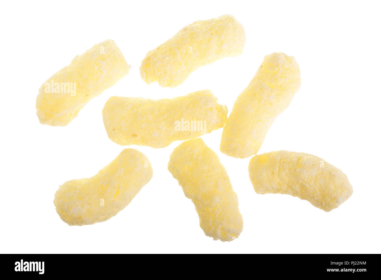 Süße knackige Mais Sticks oder Snacks auf weißem Hintergrund. Ansicht von oben. Flach. Stockfoto