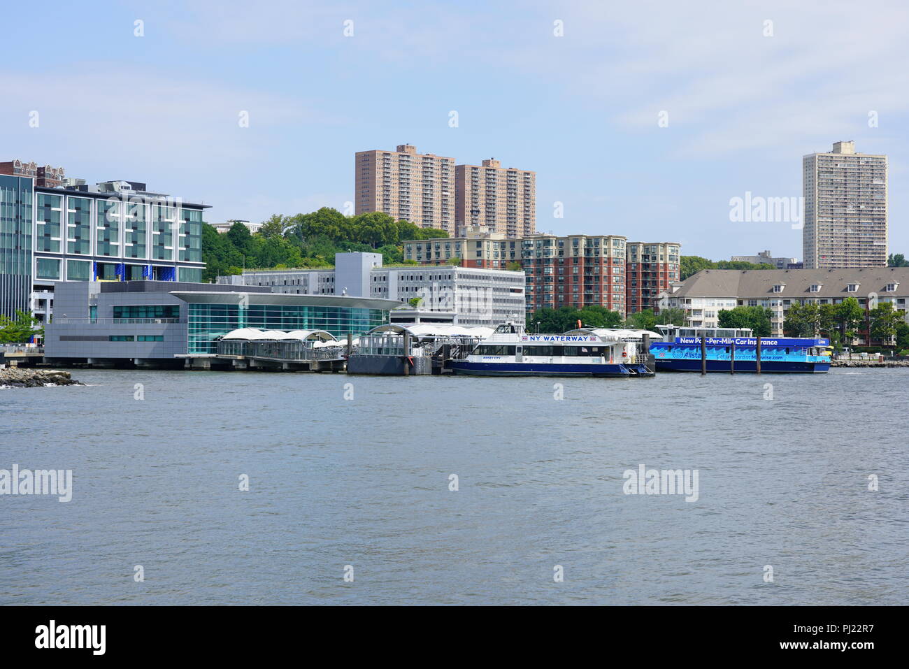 Blick auf den New York Waterway Ferry Terminal im Port Imperial in