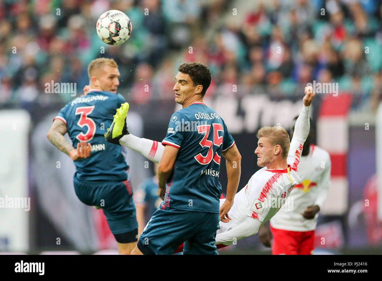 02.09.2018, Sachsen, Leipzig: Fussball: 1. Fussballbundesliga, 2. Spieltag, RB Leipzig - Fortuna Düsseldorf in der Red Bull Arena. Leipziger Timo Werner Niederlagen Düsseldorfer Andre Hoffmann (l) und Marcin Kaminski. Foto: Jan Woitas/dpa-Zentralbild/dpa - WICHTIGER HINWEIS: In Übereinstimmung mit den Anforderungen der DFL Deutsche Fußball Liga ist es verboten, zu nutzen oder zu verwerten im Stadion und / oder vom Spiel Fotos in Form von Bildern und/oder Videos - wie Foto Galerien ermöglichen. | Verwendung weltweit Stockfoto