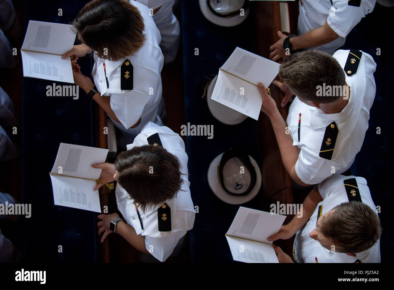 Midshipmen während der Trauerfeier für Senator John McCain an der United States Naval Academy Kapelle September 2, 2018 in Annapolis, Maryland. John S. McCain, III graduierte von der United States Naval Academy in 1958. Er war ein Pilot in der United States Navy, als Kriegsgefangener in Vietnam, einem Kongressabgeordneten und Senator und zweimal Präsidentschaftskandidat. Er erhielt zahlreiche Auszeichnungen, darunter den Silbernen Stern, Legion of Merit, Lila Herz, und Distinguished Flying Cross. Stockfoto