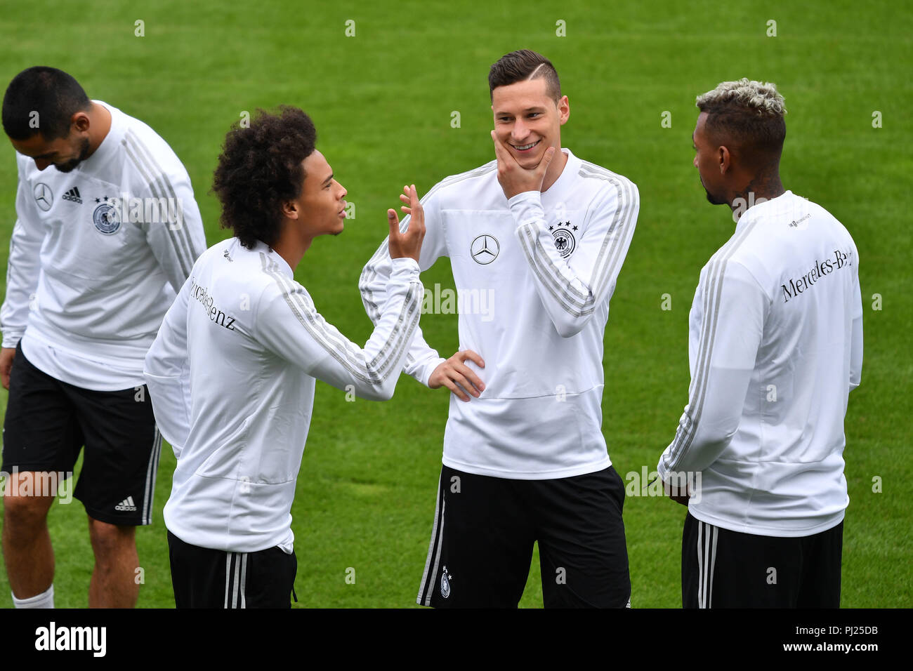 V. li: Ilkay GUENDOGAN; Leroy SANE, Julian Draxler, Jerome BOATENG. Fußball, Training der Deutschen Nationalmannschaft am 03.09.2018 in München/FC Bayern Campus, Sven Simon Foto Agentur GmbH & Co.KG # Drücken Sie die Taste Foto Prinzess-Luise-Str. 41#45479 M uelheim/Ruhr # Tel. # 0208/9413250 Fax. # 0208/9413260 # GLS Bank BLZ 430 609 67 # Kto. 4030 025 100 # IBAN DE 75 4306 0967 4030 0251 00# BIC GENODEM1GLS#www.svensimon.net. | Verwendung weltweit Stockfoto