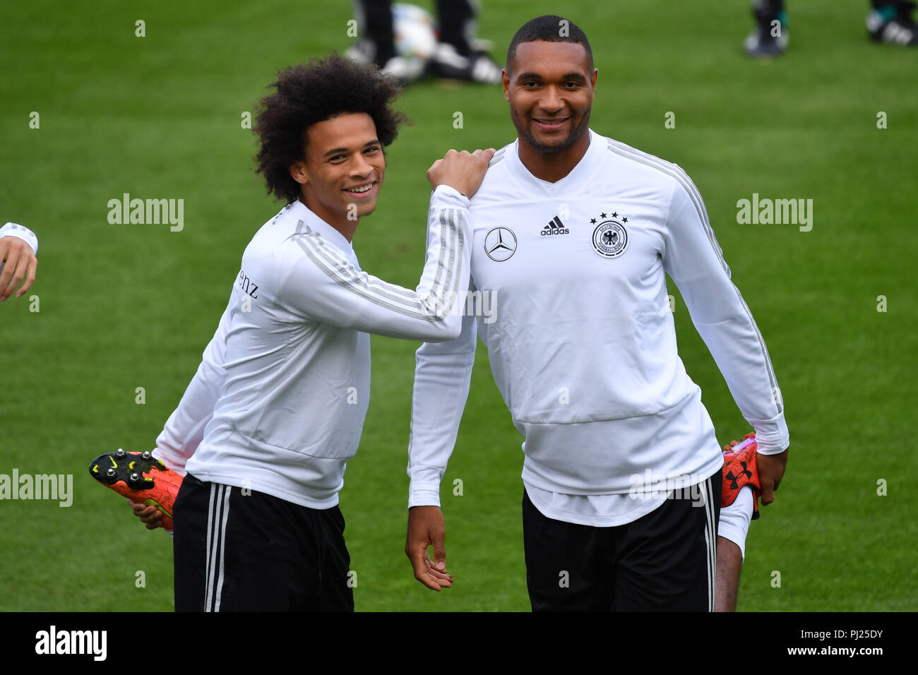 München, Deutschland. 03 Sep, 2018. Leroy SANE mit Jonathan TAH (rechts). Fußball, Training der Deutschen Nationalmannschaft am 03.09.2018 in München/FC Bayern Campus, Sven Simon Foto Agentur GmbH & Co.KG # Drücken Sie die Taste Foto Prinzess-Luise-Str. 41#45479 M uelheim/Ruhr # Tel. # 0208/9413250 Fax. # 0208/9413260 # GLS Bank BLZ 430 609 67 # Kto. 4030 025 100 # IBAN DE 75 4306 0967 4030 0251 00# BIC GENODEM1GLS#www.svensimon.net. | Verwendung der weltweiten Kredit: dpa/Alamy leben Nachrichten Stockfoto