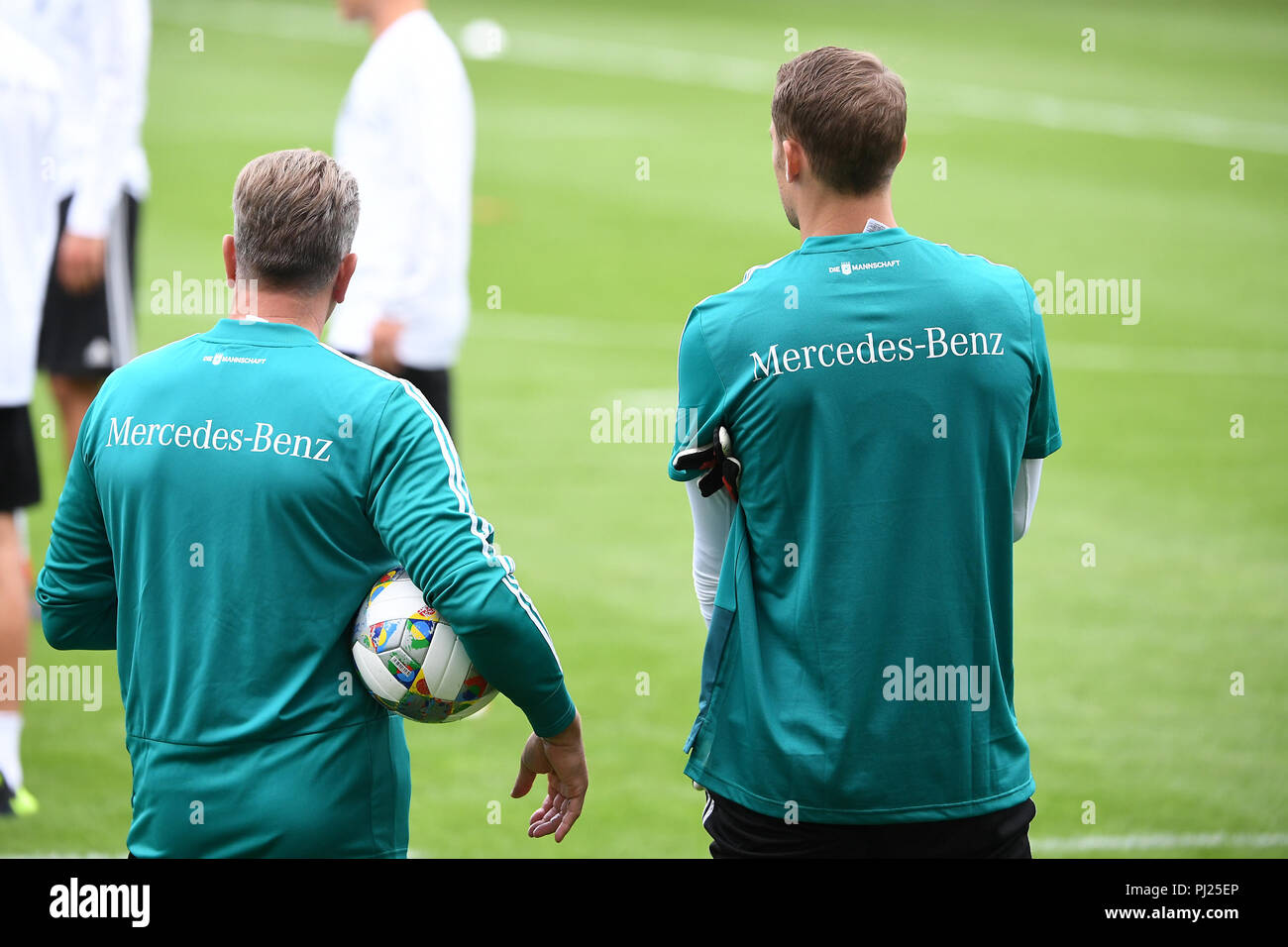 München, Deutschland. 03 Sep, 2018. torwarttrainer Andreas Koepke (Deutschland), Torwart Manuel Neuer (Deutschland), (von links). GES/Fußball/Training der Deutschen Fußball-Nationalmannschaft in München, 03.09.2018 Fußball/Praxis deutsche Fußball-Nationalmannschaft, München, 3. September 2018 | Verwendung der weltweiten Kredit: dpa/Alamy leben Nachrichten Stockfoto