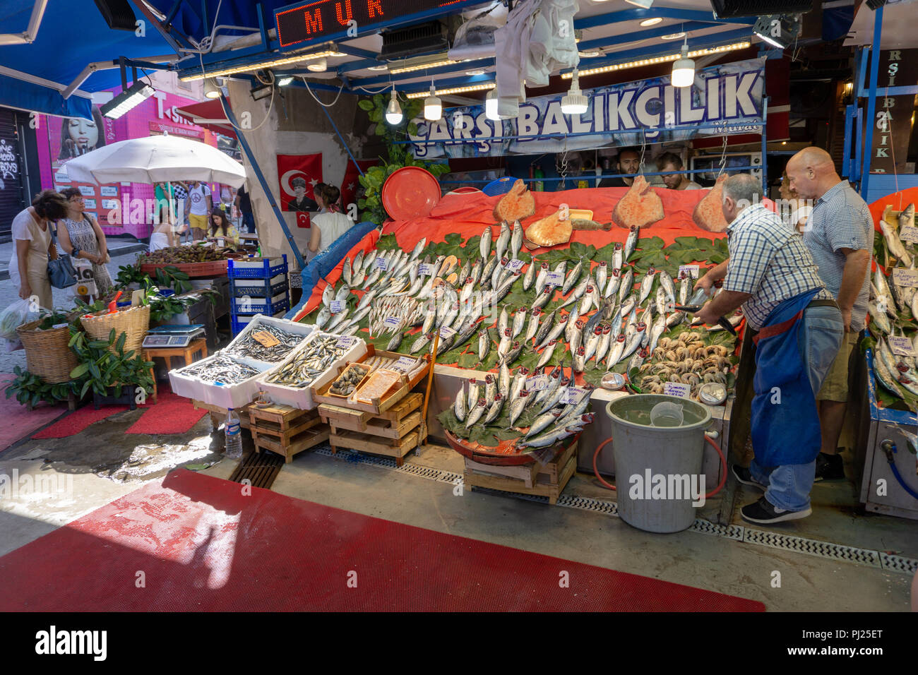 Istanbul, Türkei. 3. September 2018. Inflationsrate hits türkische Märkte und Preise stellen neuen Rekord. Credit: Engin Karaman/Alamy leben Nachrichten Stockfoto