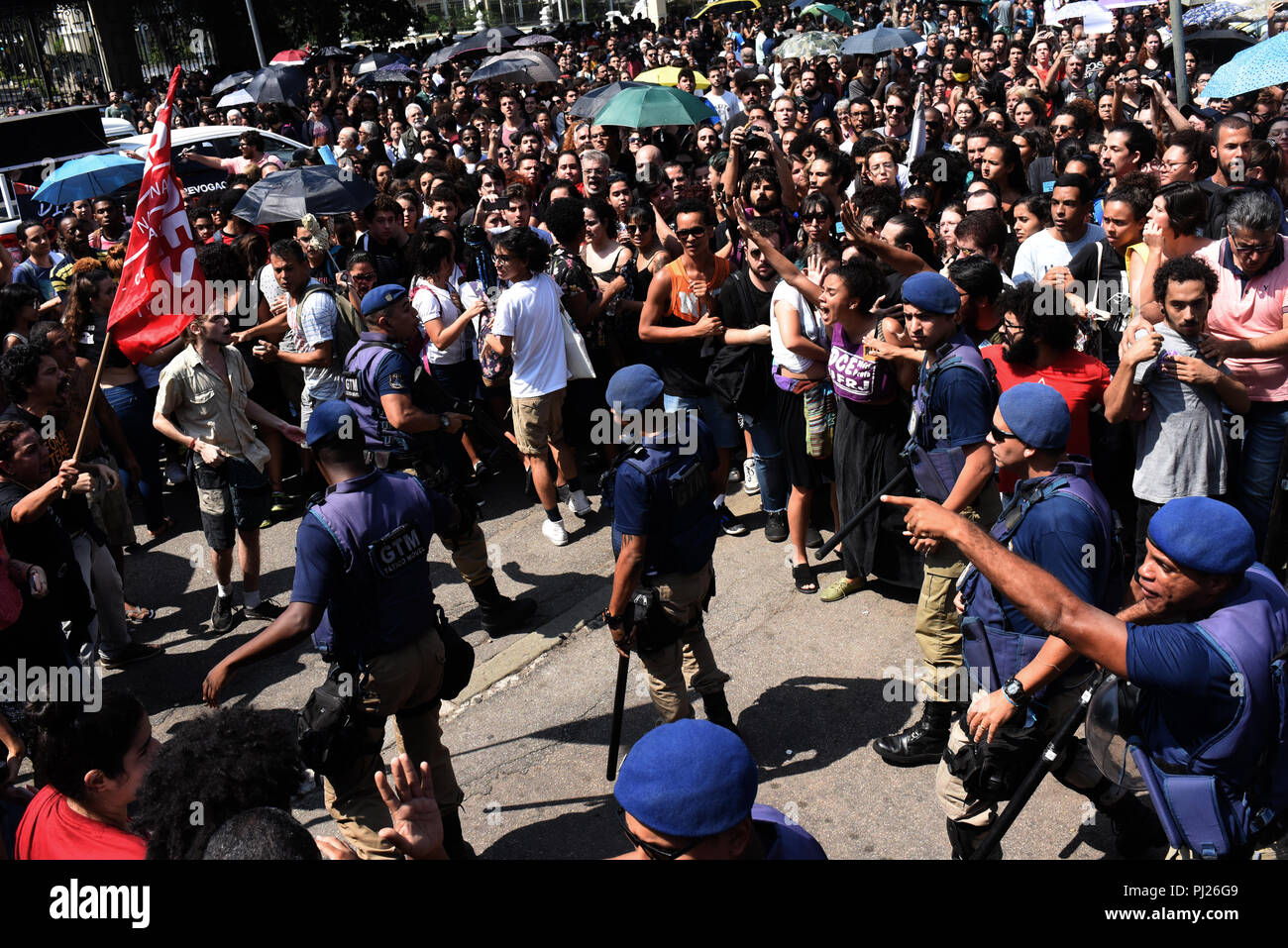 03.09.2018, Brasilien, Rio de Janeiro: Zahlreiche Studenten protestieren vor dem National Museum nach einer großen Grenze zerstörte große Teile der Institution. Die Flammen schnell auf fast alle Teile des Gebäudes. 200 Jahre Geschichte wird ein Diebstahl von Flammen innerhalb von Stunden. Mit seinen geologische, botanische, paläontologische und archäologische Sammlung, das Museum wurde als einer von Südamerika zu den wichtigsten Stationen der Ausstellung angesehen. Es hat Kritik am Zustand des Gebäudes für einige Zeit gewesen. Foto: Fabio Teixeira/dpa Stockfoto