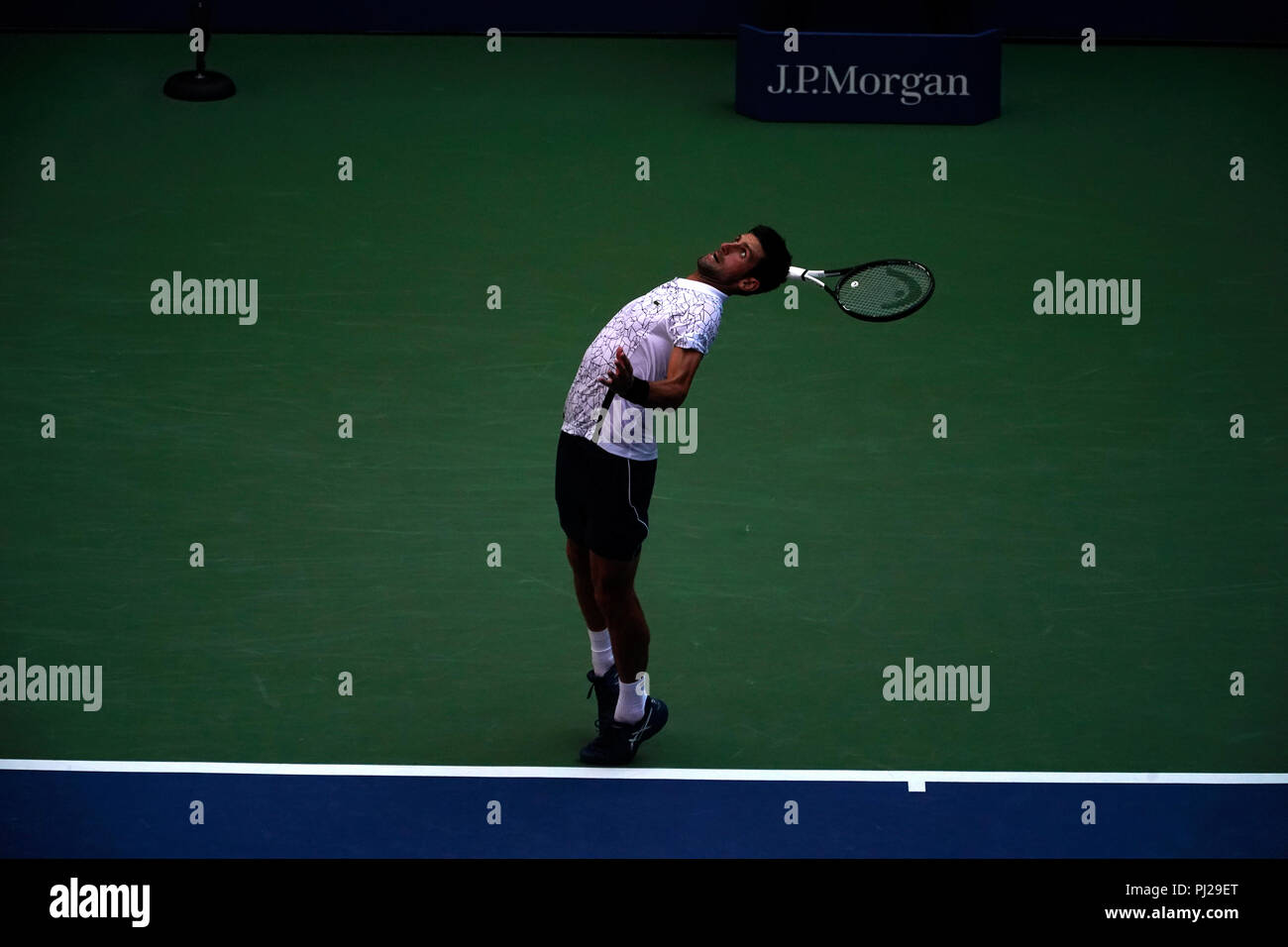 Flushing Meadows, New York - September 3, 2018: US Open Tennis: Anzahl 6 Samen Novak Djokovic serviert zum Dienen zu Joao Sousa Portugal während der vierten Runde bei den US Open in Flushing Meadows, New York. Djokovic gewann in zwei Sätzen. Quelle: Adam Stoltman/Alamy leben Nachrichten Stockfoto