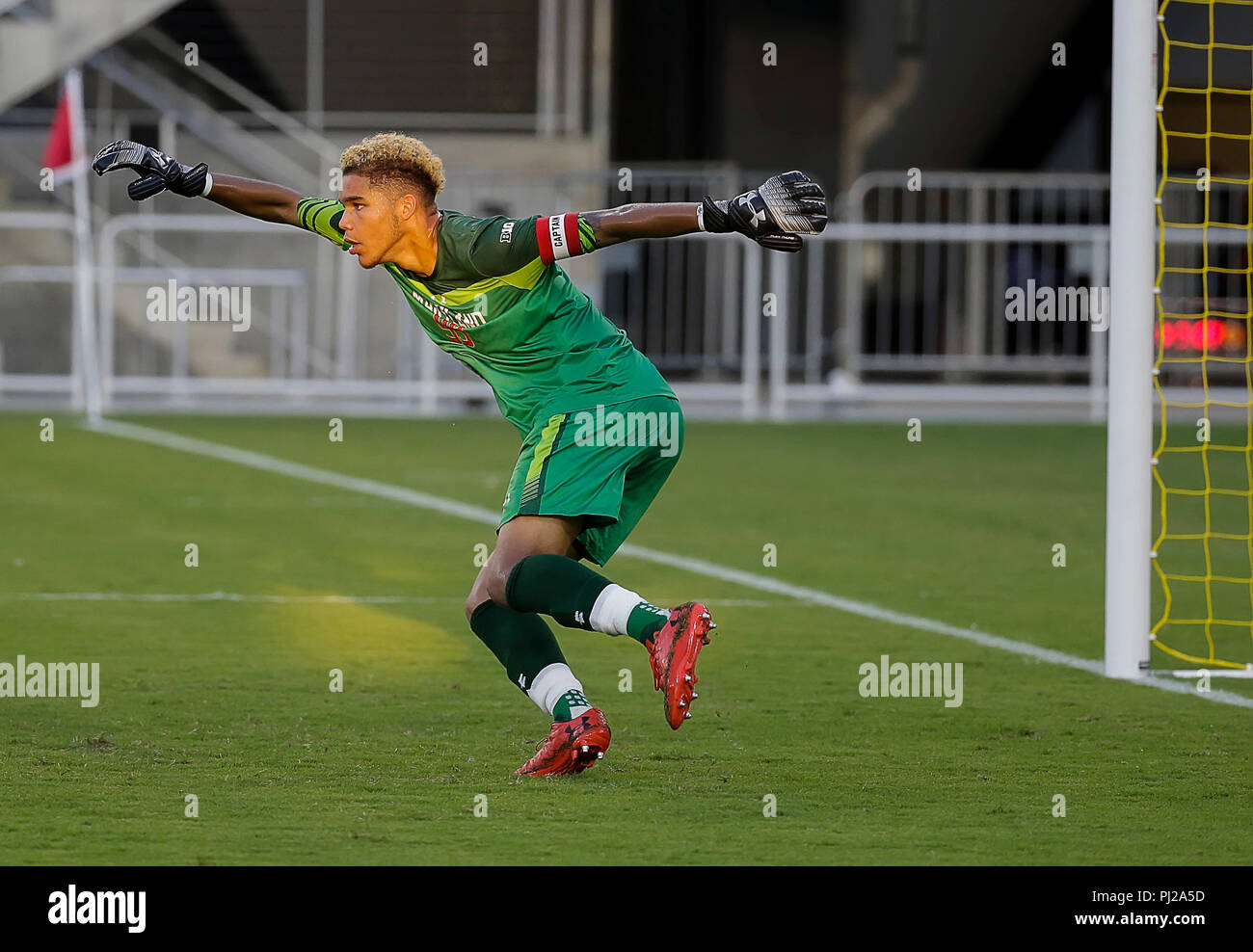 Washington DC, USA. 3. Sep 2018. Universität von Maryland Dosenschildkröten Torwart #99 Dayne St. Clair erstreckt sich, wie Er beobachtet das Spiel während ein NCAA Fußball Match zwischen der Universität von Maryland und der Universität von Virginia bei Audi Feld in Washington DC zu entfalten. Justin Cooper/CSM/Alamy leben Nachrichten Stockfoto