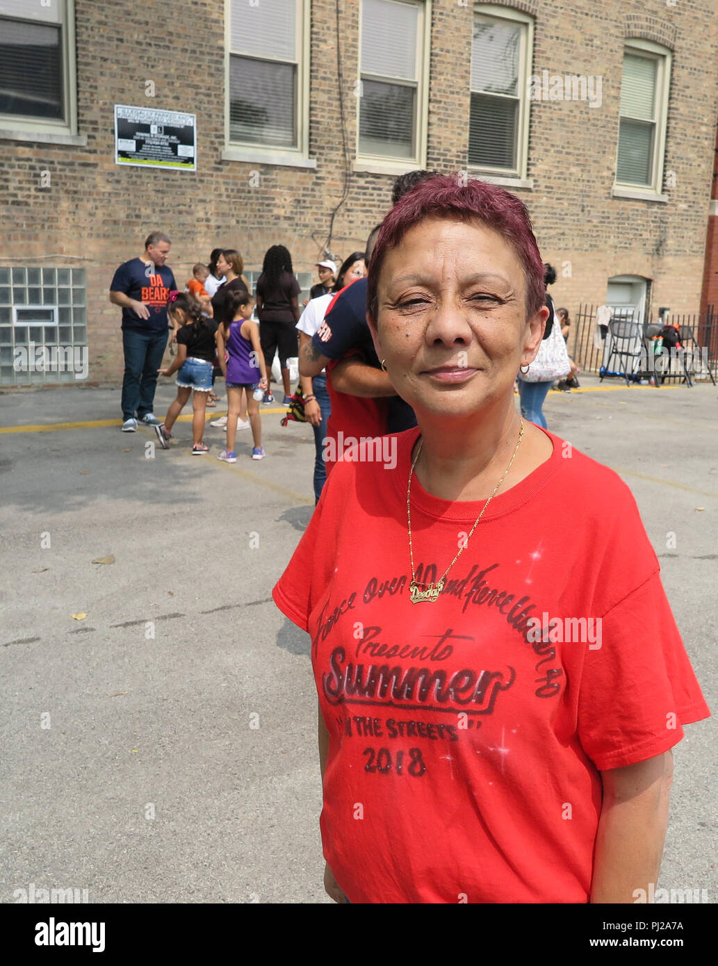 Chicago, USA. 18 Aug, 2018. Elizabeth Ramirez (R), die ihren Sohn Bei einer Schiesserei vor sieben Jahren verloren, nimmt teil an einem "Peace Festival", bei dem junge Leute eine gewaltfreie Perspektive dargestellt werden. (Auf dpa' Al Capones Erben - Chicago ist wieder ein Hotspot der Kriminalität" von 04.09.2018) Credit: Michael Donhauser/dpa/Alamy leben Nachrichten Stockfoto