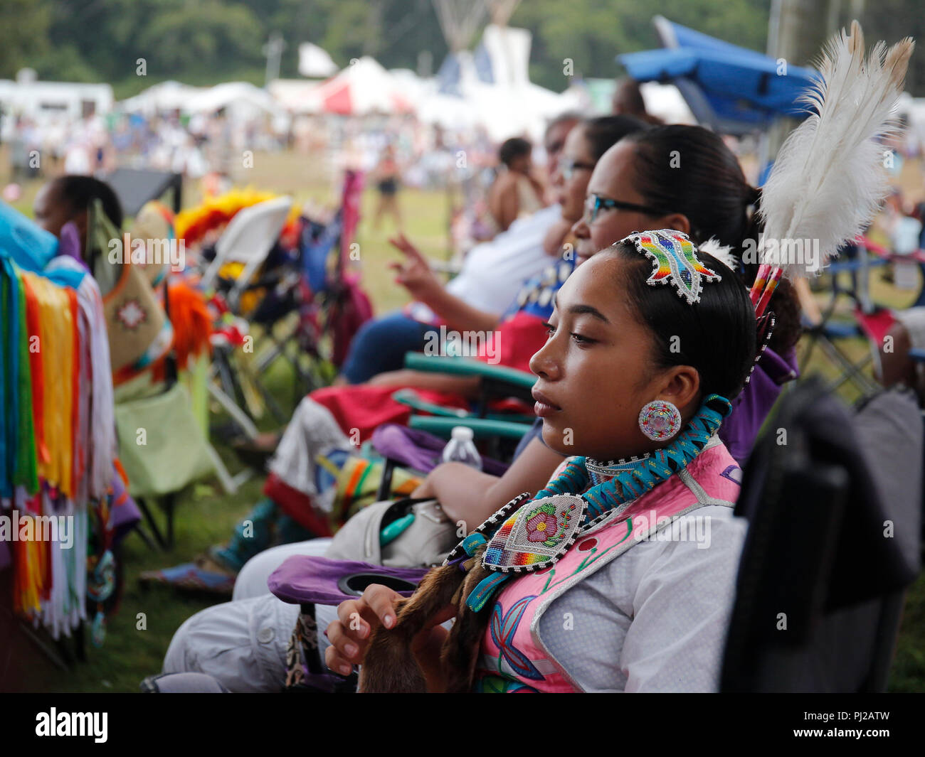 Southhampton, Vereinigten Staaten von Amerika. 03 Sep 2018. Eine Native American bereitet während der Feier der 72. jährlichen Shinnecock Indian Pow Wow über das Labor Day Wochenende in Southampton auf Long Island New York in Southhampton, Vereinigte Staaten von Amerika, 03. September 2018 zu tanzen. (Foto) Alejandro Sala/Alamy Nachrichten Stockfoto