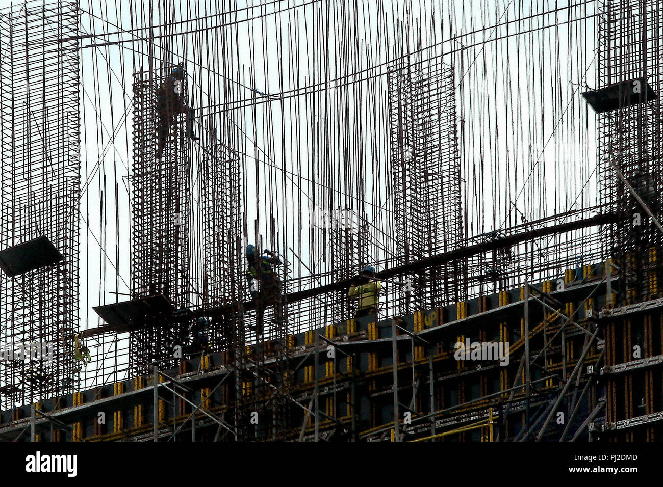 Quezon City, Philippinen. 4. Sep 2018. Menschen arbeiten auf der Baustelle eines Gebäudes in Quezon City, Philippinen, Sept. 4, 2018. Die philippinische Zentralbank projizierten Anstieg der Preise der häufig verwendeten Waren und Dienstleistungen auf rund 5,9 Prozent zu vereinbaren-auf-Jahr im August. Credit: rouelle Umali/Xinhua/Alamy leben Nachrichten Stockfoto