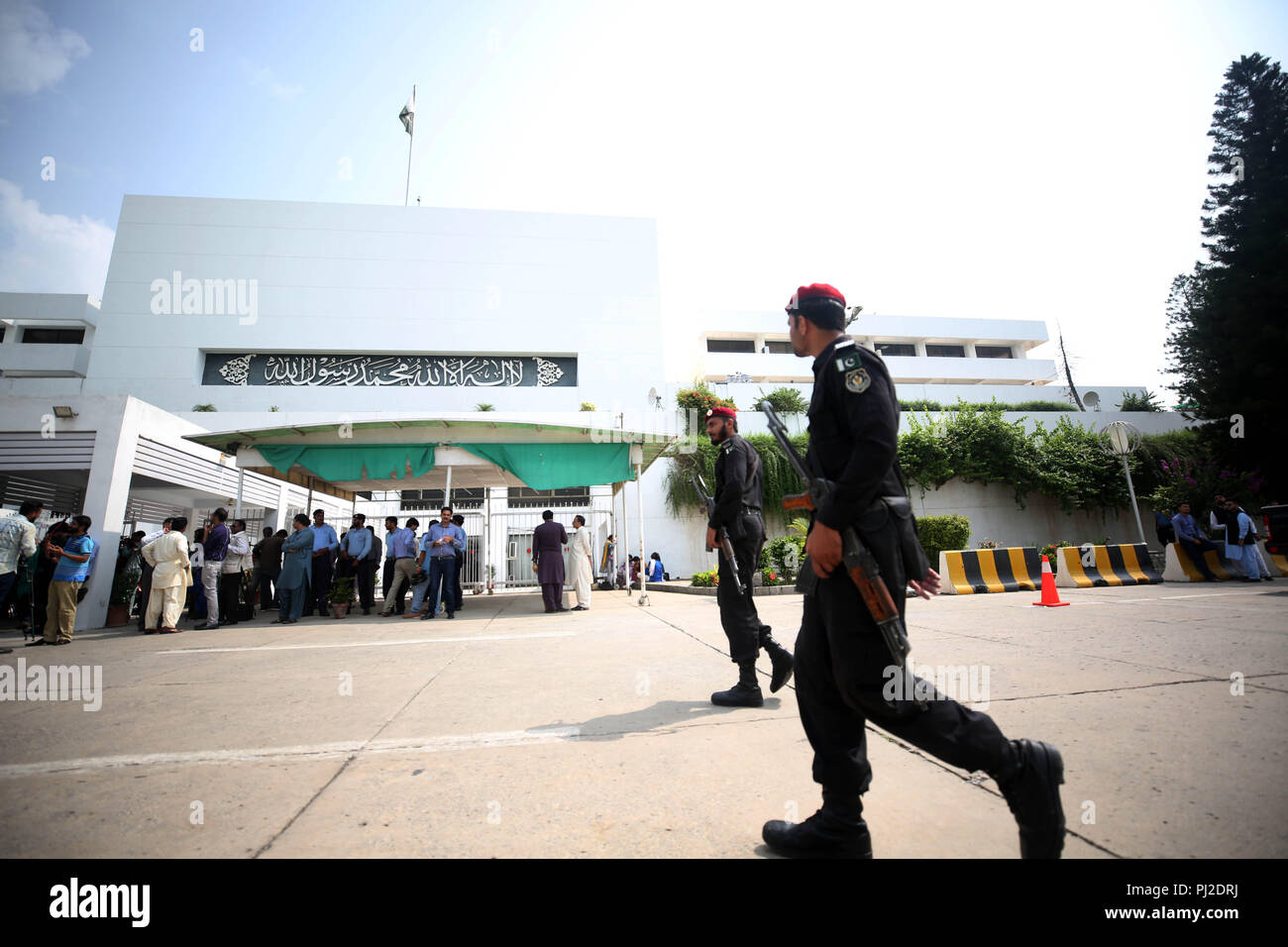 Islamabad. 4. Sep 2018. Die pakistanischen Polizisten zu Fuß hinter dem Gebäude der Nationalversammlung während der Präsidentenwahl in Islamabad, der Hauptstadt Pakistans an Sept. 4, 2018. Die Abfrage von Präsidentschaftswahlen ab Dienstag in Pakistan mit drei Kandidaten im Wettbewerb um den Steckplatz des 13. Präsident des Landes für die nächsten fünf Jahre getreten. Credit: Ahmad Kamal/Xinhua/Alamy leben Nachrichten Stockfoto