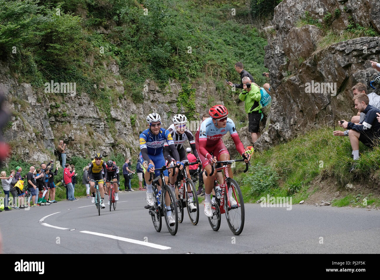 Cheddar Gorge, UK. 4. September 2018. Menschenmassen beobachtete die Reiter in Cheddar Gorge die Reiter in der OVO Energy Tour 2018 von Großbritannien zu beobachten. Credit: Timothy Große/Alamy leben Nachrichten Stockfoto