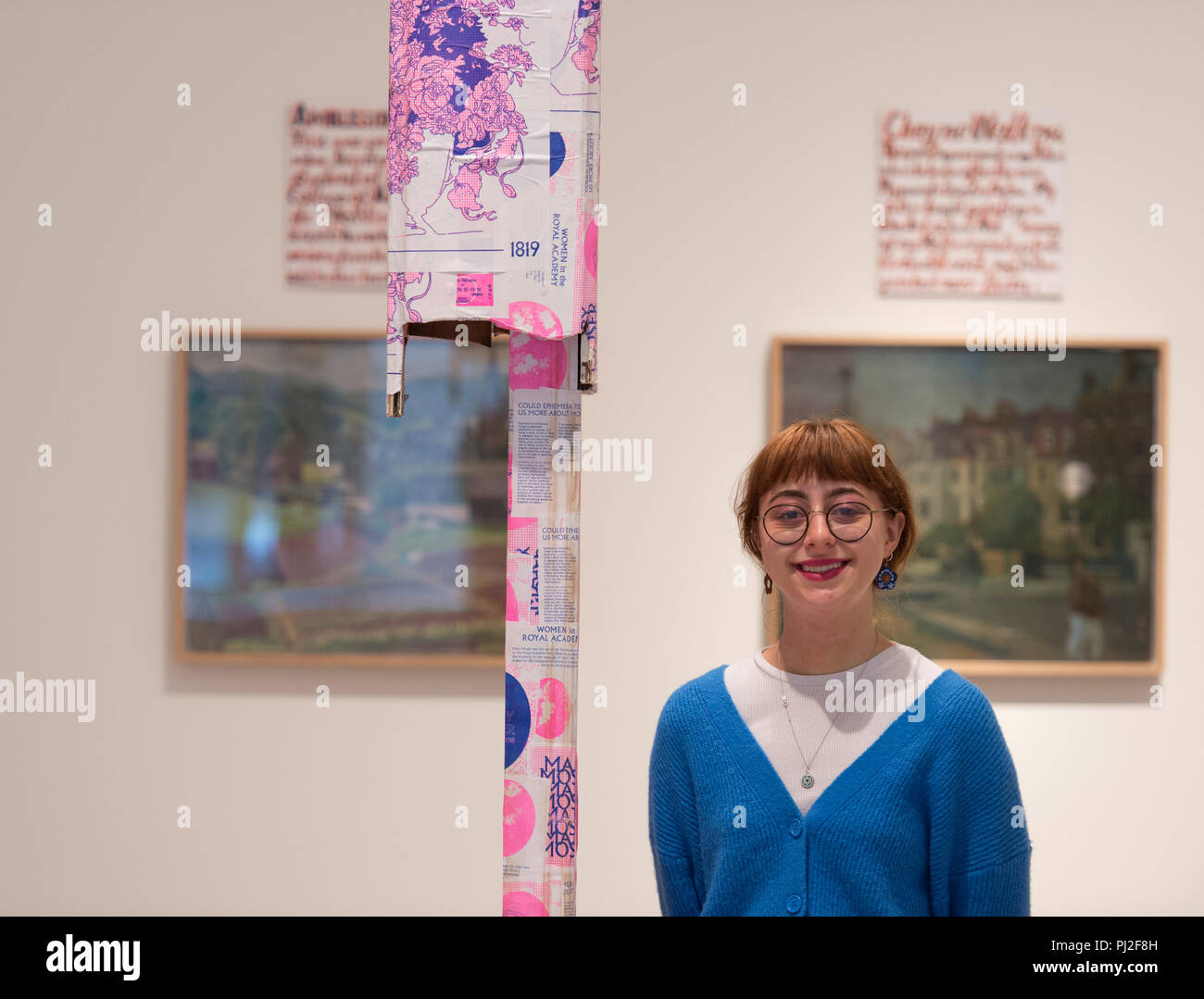 Royal Academy, London, UK. 4. September, 2018. Gefeierten Künstler Bob und Roberta Smith RA erscheint neben seiner neuen Anzeige an der Royal Academy. Das Geheimnis eines guten Lebens ist das erste Display, das durch einen Königlichen Akademiker im neu eröffneten Ronald und Rita McAulay Galerie, ein Ort, der für Standort-spezifischen Installationen durch Königlichen Akademiker. Foto: Skulptur der Maria Moser RA, eine weibliche Gründer - Mitglied der Königlichen Akademie, von Etta Voorsanger-Brill (dargestellt) und Bob und Roberta Smith. Credit: Malcolm Park/Alamy Leben Nachrichten. Stockfoto