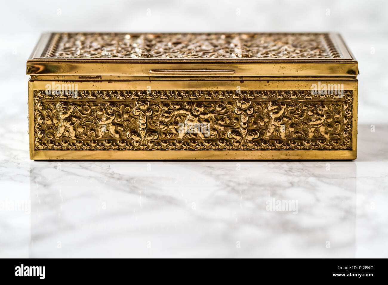 Vintage brass dekorativer Box auf Marmor Hintergrund Stockfoto