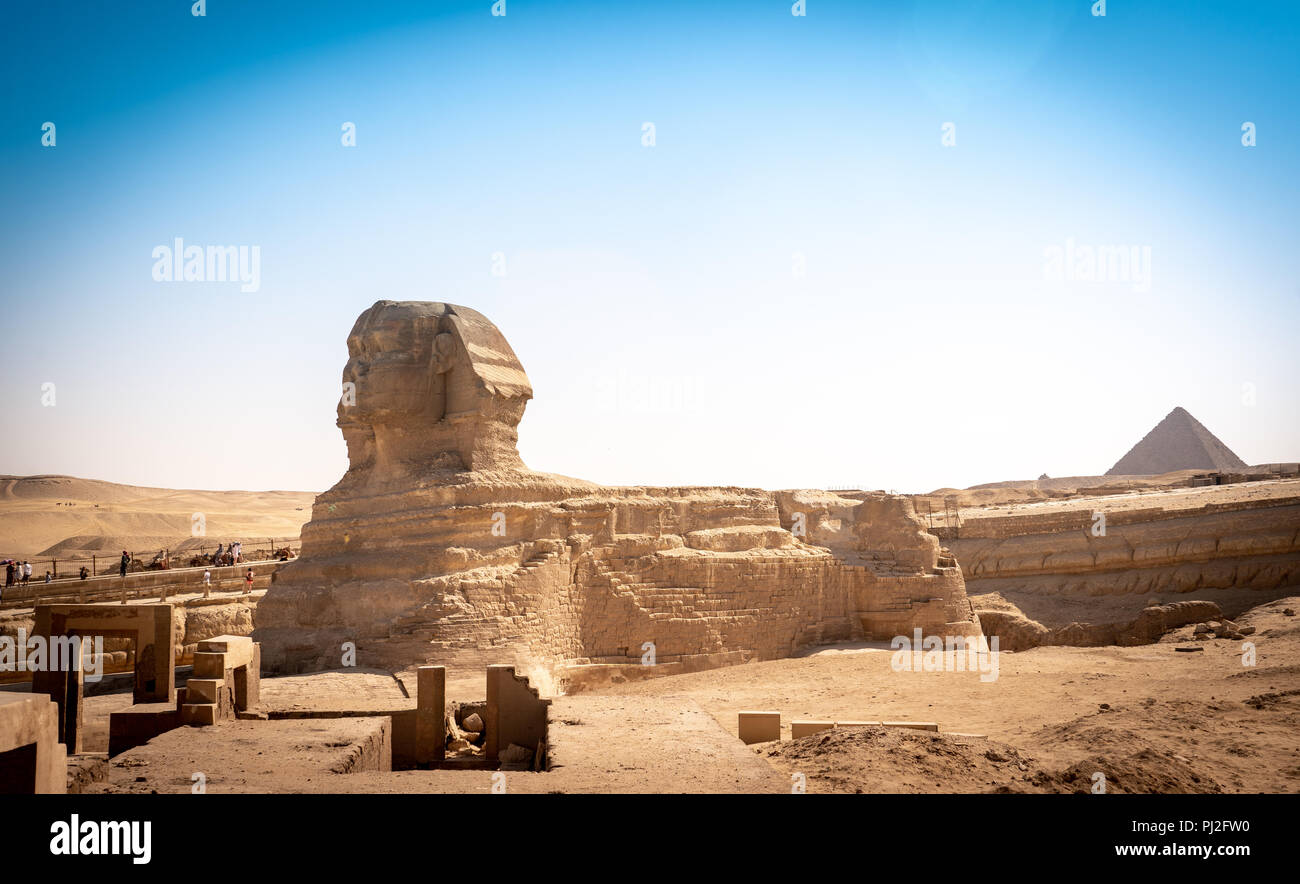 Panoramablick auf das gesamte Profil der Großen Sphinx mit der Pyramide in Gizeh. Ägypten. Stockfoto