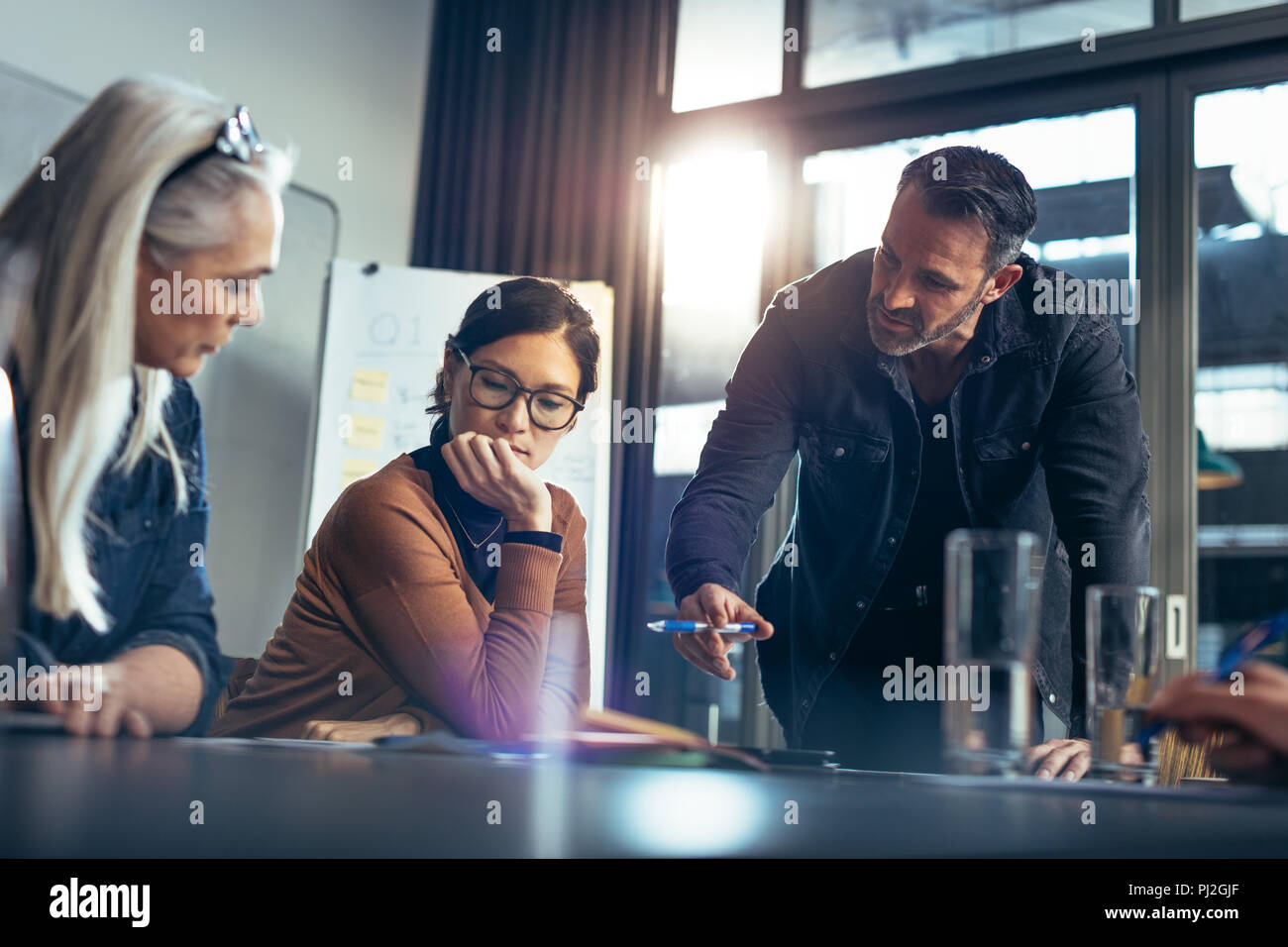 Business Team im Büro Vorstand Zimmer sitzen und mit einem Brainstorming. Geschäft Leute sitzen zusammen und diskutieren neue planen. Stockfoto