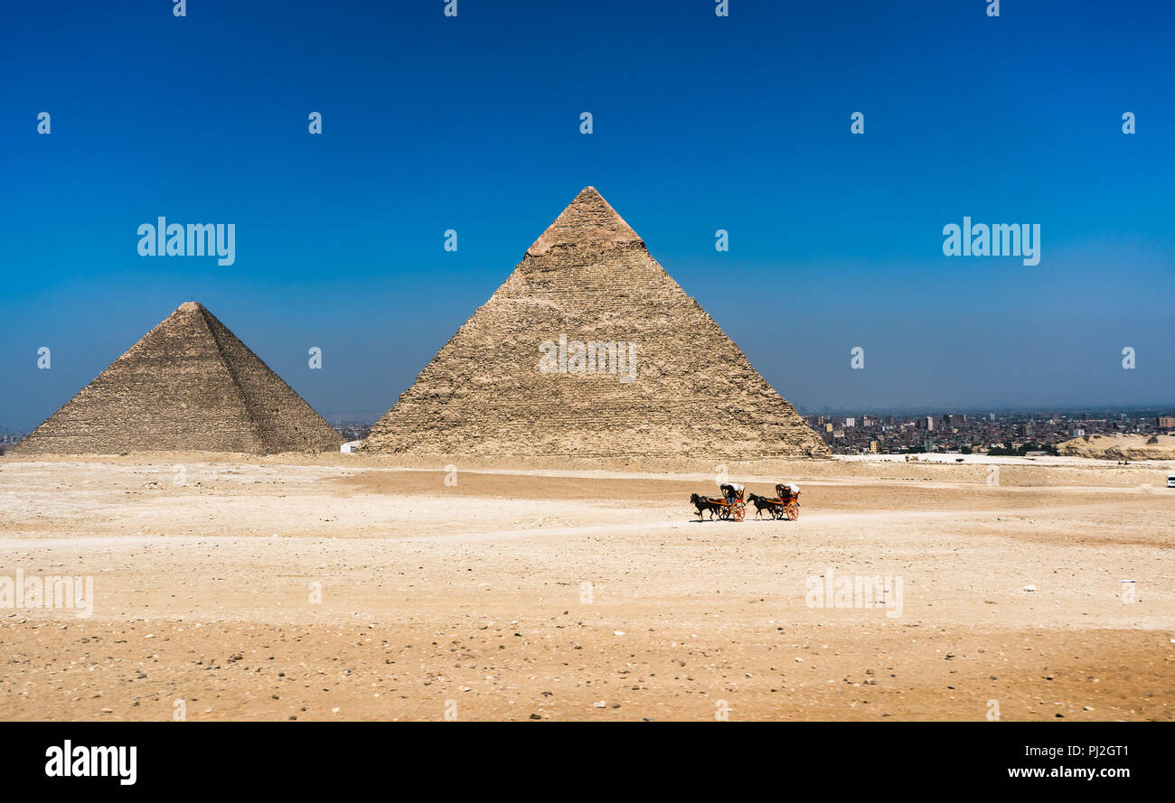 Pyramiden in Gizeh Tal und Reiter auf Pferd. Ägypten Stockfoto