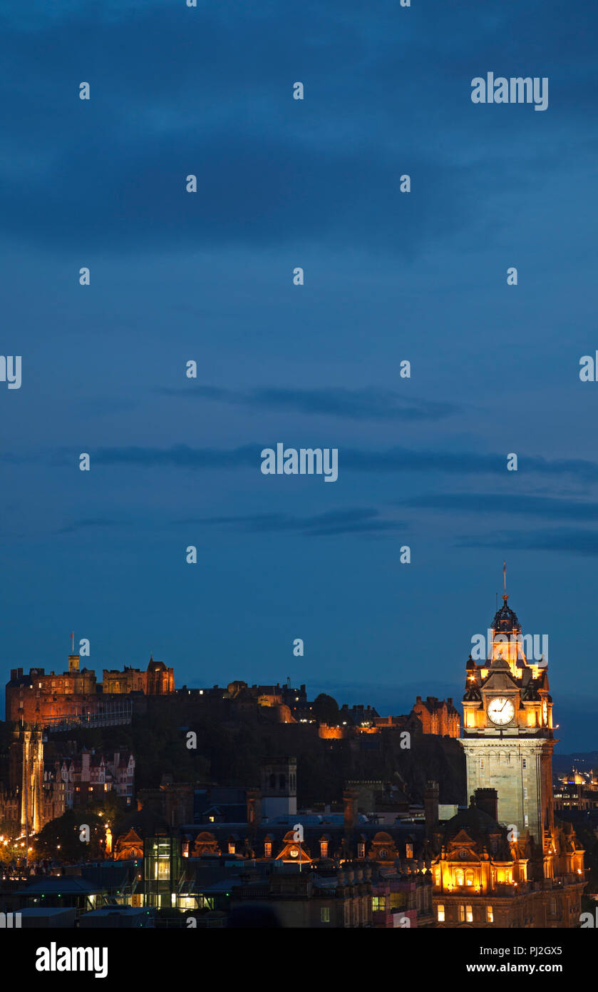 Das Stadtzentrum von Edinburgh von Calton Hill gesehen, mit Balmoral Hotel und das Schloss Edinburgh, Schottland. Großbritannien, Europa Stockfoto