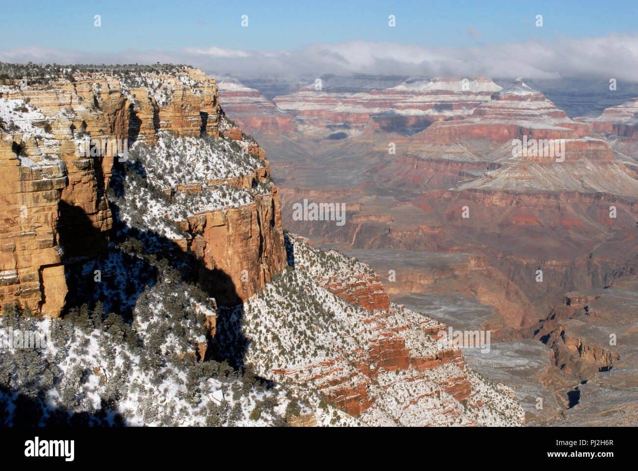 Schnee bedeckt die Felswände und Formationen entlang des South Rim des Grand Canyon Nationalpark in Arizona nach einem Sturm. Stockfoto