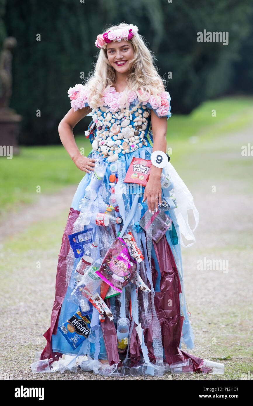 Charley White, Miss Northamptonshire ein Kandidat im 2018 Miss England Wettbewerb konkurriert in den Miss Eco Runde in Kunststoff Ocean Rescue themed Kleider an kelham Hall und Country Park, Newark, Nottinghamshire. Stockfoto