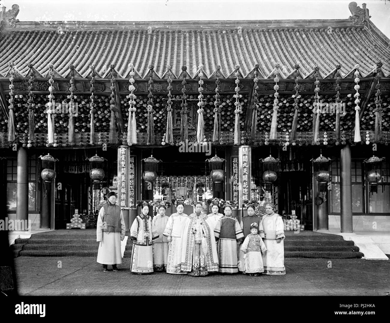 Kaiserinwitwe Cixi (vorne Mitte) mit Gericht Telefonzentralen und Kaiserin des Kaiser Guangxu (zweiter von links) Stockfoto