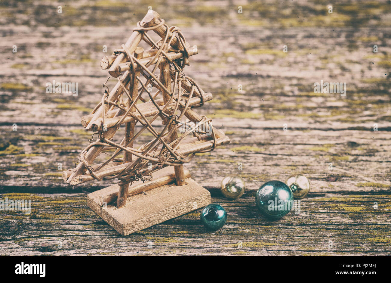 Holz-, Weihnachtsbaum. Auf einem blauen Hintergrund der alten morschen Brettern. Unscharfer Hintergrund. Stockfoto