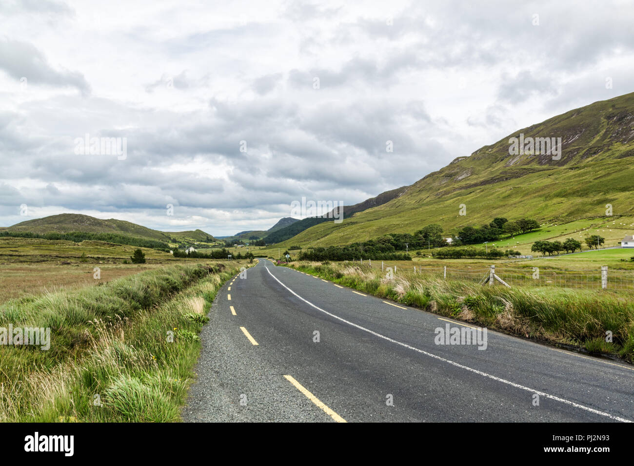 Das ist ein Bild von einem ländlichen Land Straße durch den Irischen Berge. Es war in Donegal, Irland genommen. Stockfoto