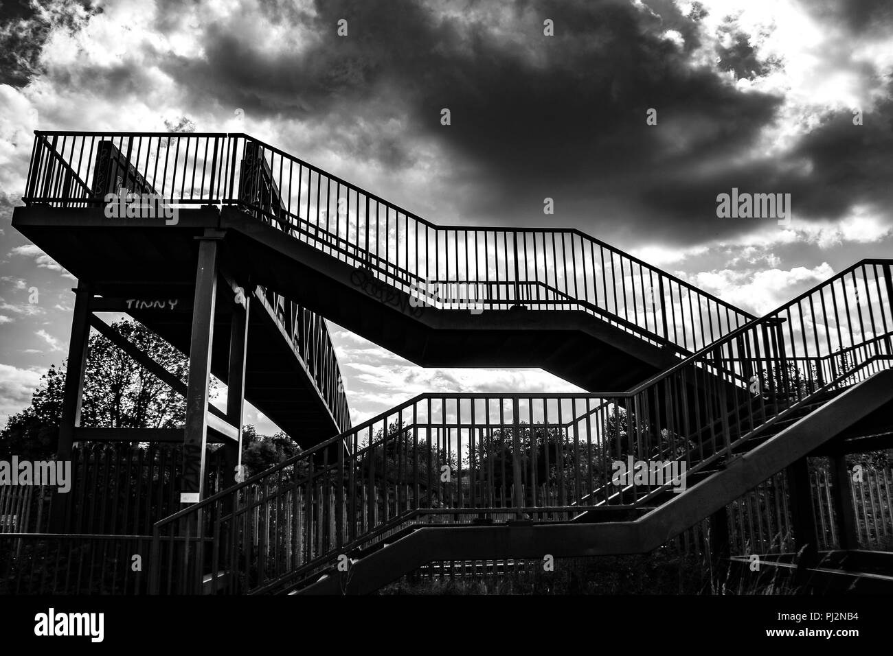 Eine schwarze und weiße Silhouette einer Treppe Stockfoto