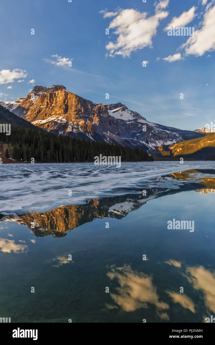 Obwohl Emerald Lake, Yoho National Park (Kanada) war noch halb über, schöne Reflexionen der beleuchteten Berge bei Sonnenuntergang entstanden eingefroren. Stockfoto