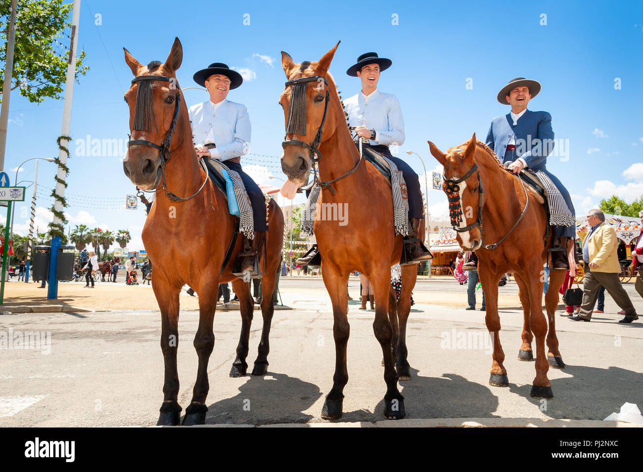 Männer auf Pferden während der Feria de Sevilla, Spanien Stockfoto