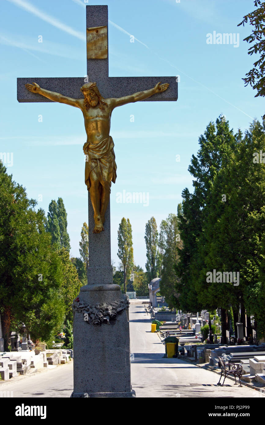 Kroatien Zagreb, 21. AUGUST 2012: Kruzifix. Die mirogoj Friedhof ist ein Friedhof Park, einer der bemerkenswertesten Sehenswürdigkeiten von Zagreb, Kroatien Stockfoto