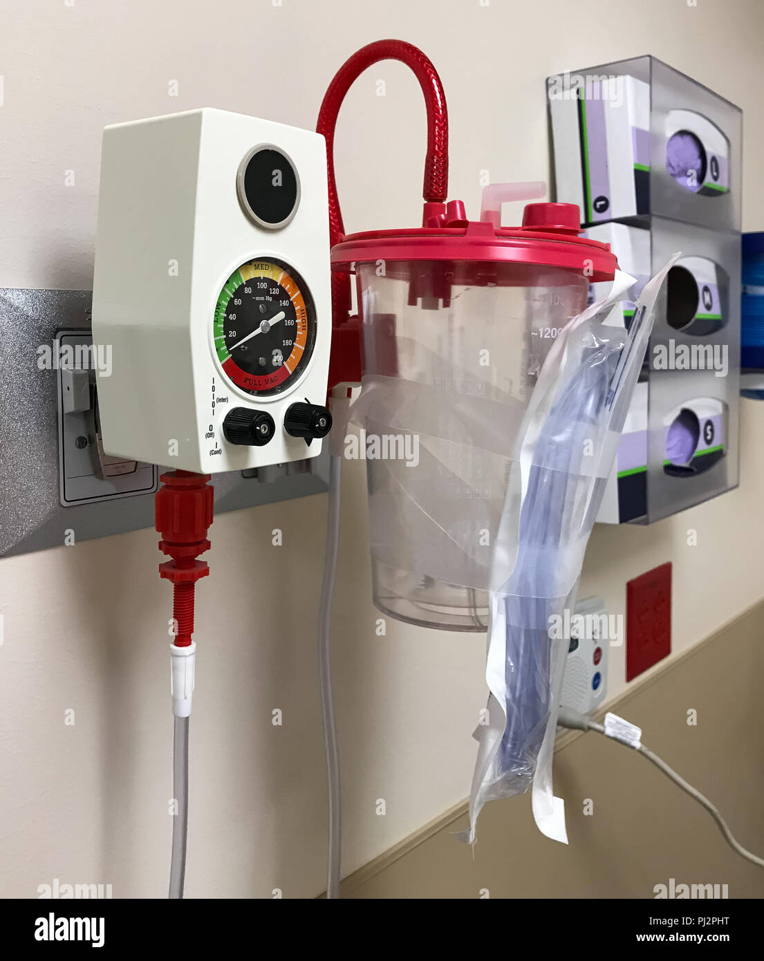 Medizinische Geräte an einer Wand in ein Krankenhaus oder eine Klinik. Stockfoto