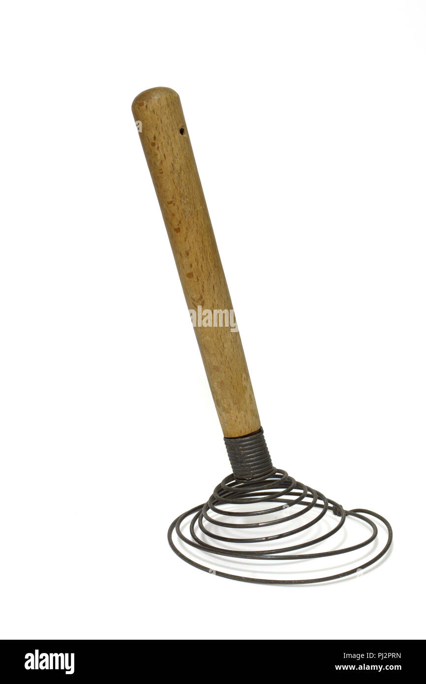 Alte Spirale Schneebesen auf Weiß mit Freistellungspfad isoliert. Griff aus Holz und Edelstahl Spule des Handheld seltene vintage Mixer Stockfoto