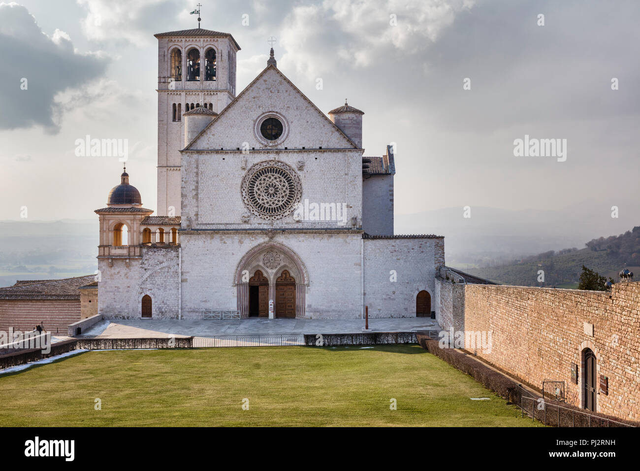 Die päpstliche Basilika des Heiligen Franziskus von Assisi, Eucharistiefeier Basilica di San Francesco, Assisi, Perugia, Umbrien, Italien Stockfoto