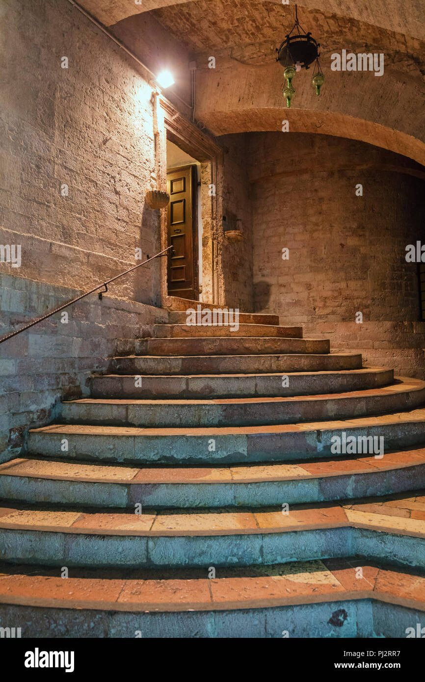 Die päpstliche Basilika des Heiligen Franziskus von Assisi, Eucharistiefeier Basilica di San Francesco, Assisi, Perugia, Umbrien, Italien Stockfoto
