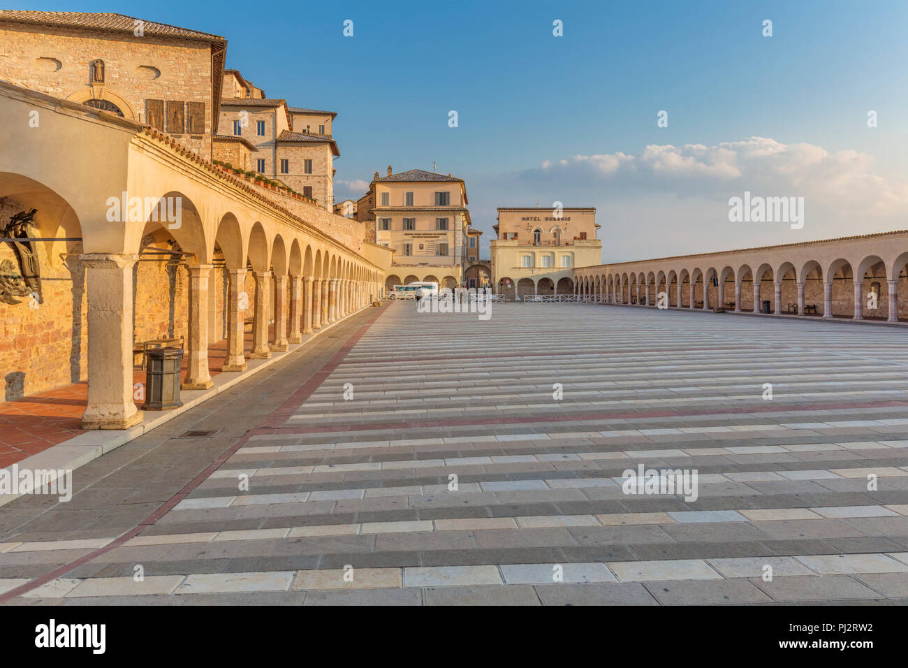 Kolonnade, Saint Francis Square, Päpstliche Basilika des Heiligen Franziskus von Assisi, Eucharistiefeier Basilica di San Francesco, Assisi, Perugia, Umbrien, Italien Stockfoto