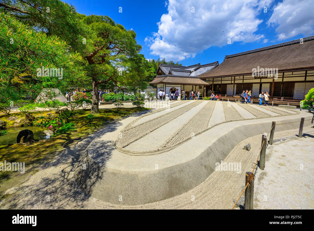 Kyoto, Japan - 28. April 2017: Touristen rund um Zen Garten Ginkakuji Temple. Ginshadan sand Muster, das Meer. Ginkaku-ji oder Silber Pavillon, offiziell genannten Jisho-ji, ist ein Zen Tempel. Stockfoto