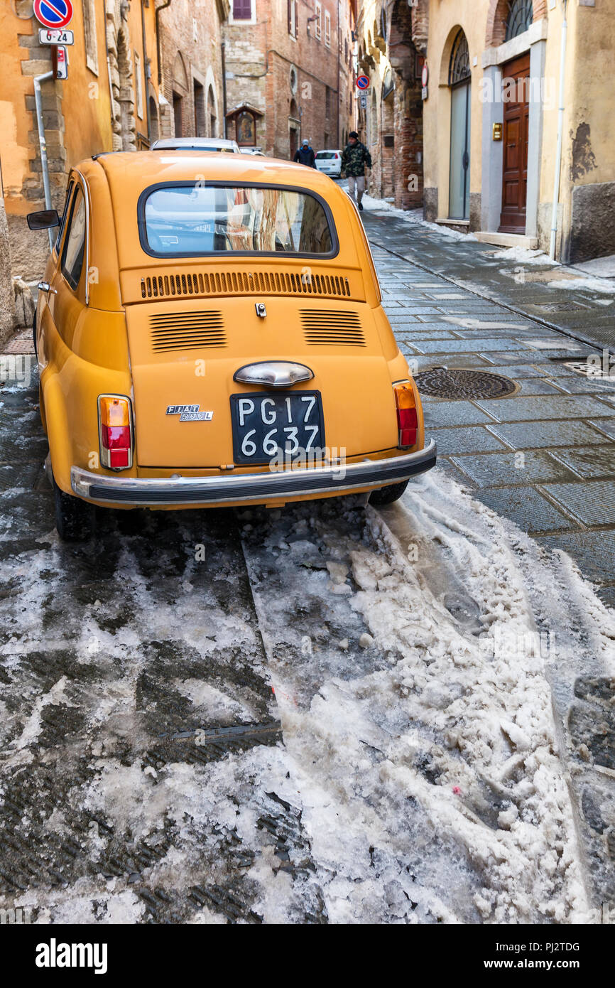 FIAT 500 Oldtimer, Straße in der Altstadt, Perugia, Umbrien, Italien Stockfoto