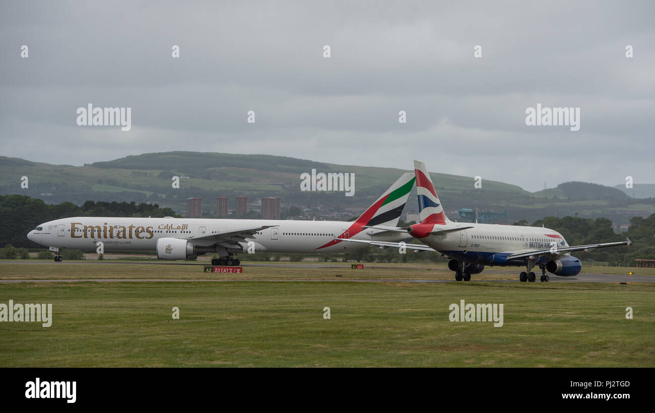 Emirates Airlines Boeing 777 Flug nach Dubai fährt der Internationale Flughafen Glasgow, Renfrewshire, Schottland - 14. Juni 2018 Stockfoto