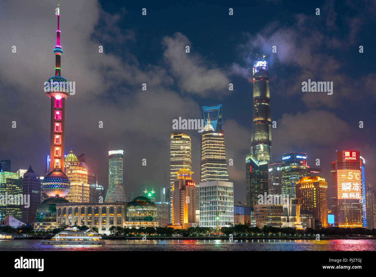 Skyline von Pudong in Shanghai, China in der Nacht. Stockfoto