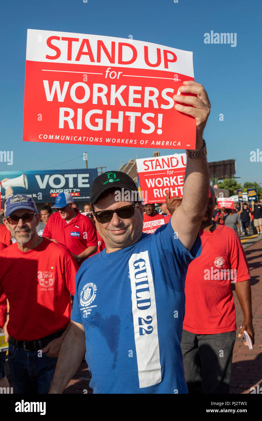 Detroit, Michigan - 3. September 2018 - die Mitglieder der Kommunikationen Arbeiter von Amerika melden Sie Detroit's Labor Day Parade. Stockfoto