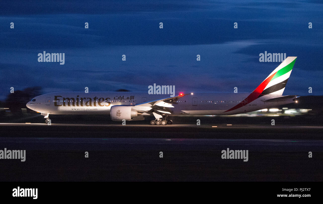 Emirates Airlines Boeing 777 Flug nach Dubai fährt der Internationale Flughafen Glasgow, Renfrewshire, Schottland - 8. September 2017 Stockfoto