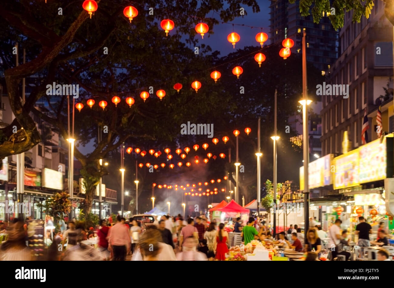 Jalan Alor In Nacht Strasse In Kuala Lumpur Entfernt Foto Von City Night Street Unscharfe Menschen Zu Fuss Beleuchtung Werbetafeln Stockfotografie Alamy